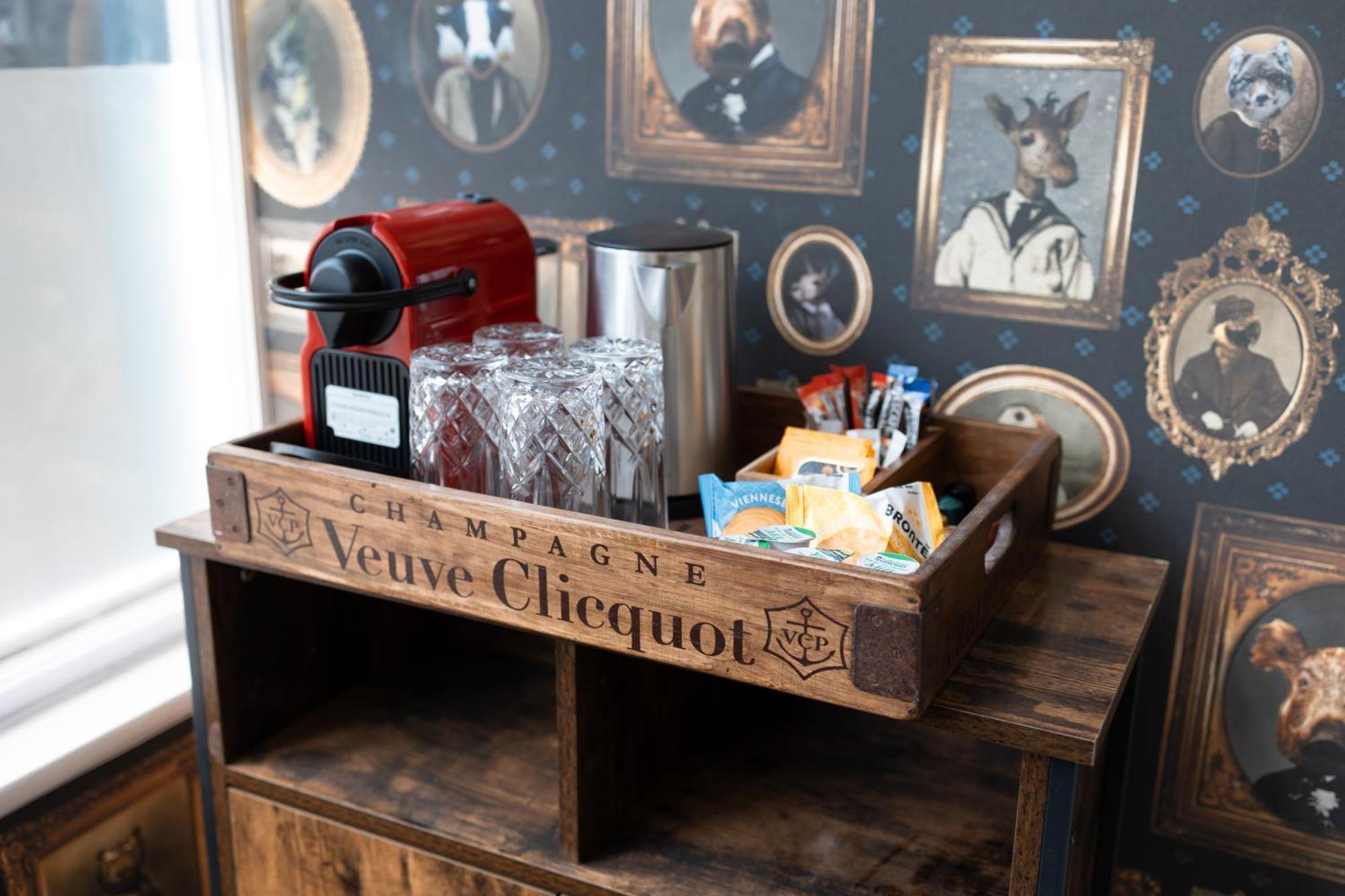 The Resolution Hotel Уитби Екстериор снимка