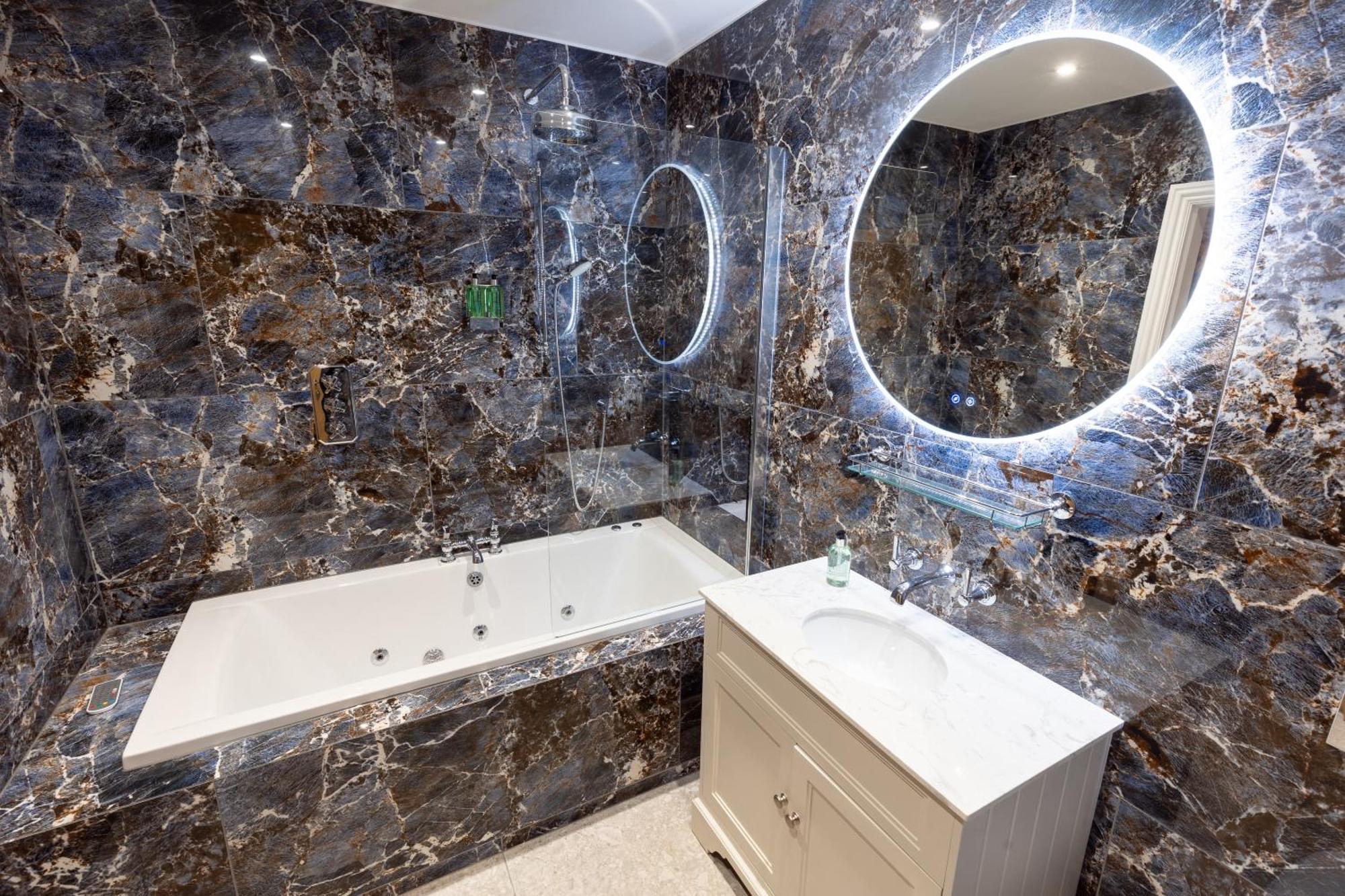 The Resolution Hotel Уитби Екстериор снимка