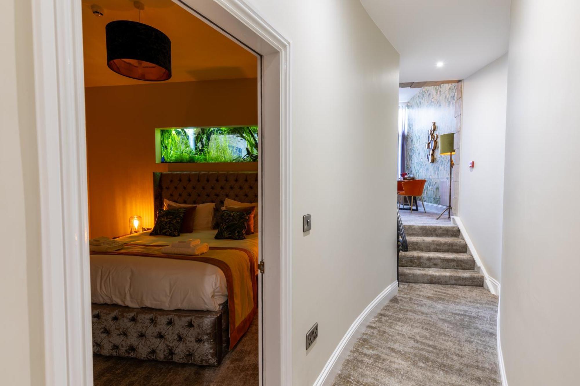 The Resolution Hotel Уитби Екстериор снимка