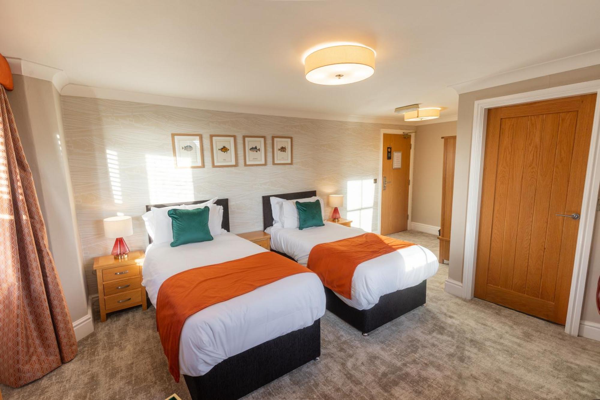 The Resolution Hotel Уитби Екстериор снимка